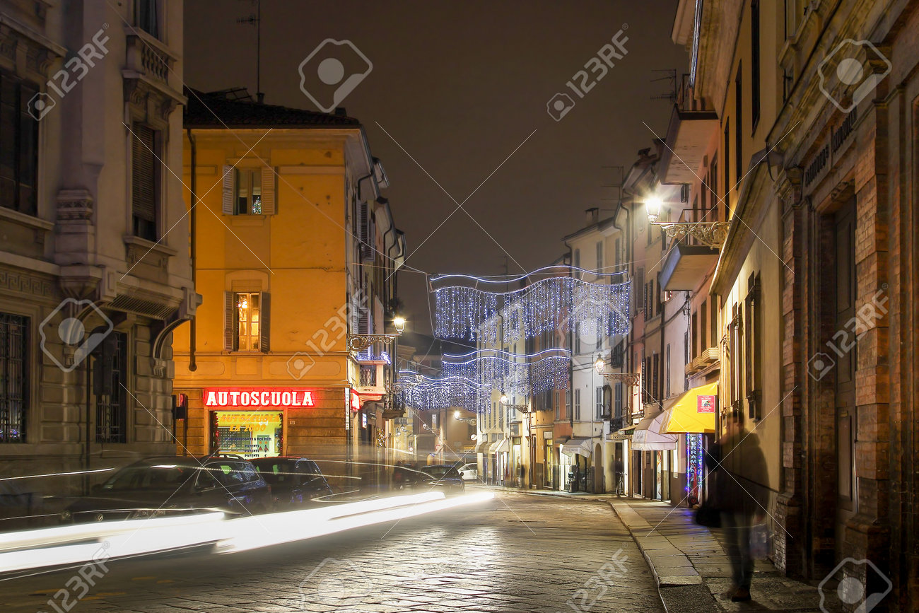 パルマ イタリア 16 年 1 月 4 日 ルイージ カルロ ファリーニ通りパルマ エミリア ロマーニャ地方 イタリアのイルミネーション の写真素材 画像素材 Image