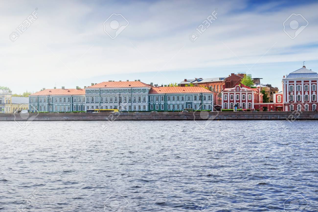 ロシア連邦、サンクトペテルブルクのネヴァ川の河岸の建物。 写真素材 ,