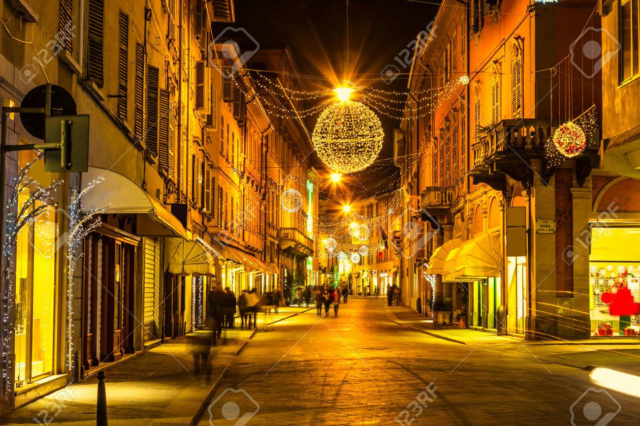 Schöne Nachtstraße In Reggio Emilia, Emilia-Romagna, Italien ... Schöne Nachtstraße In Reggio Emilia, Emilia-Romagna, Italien ...