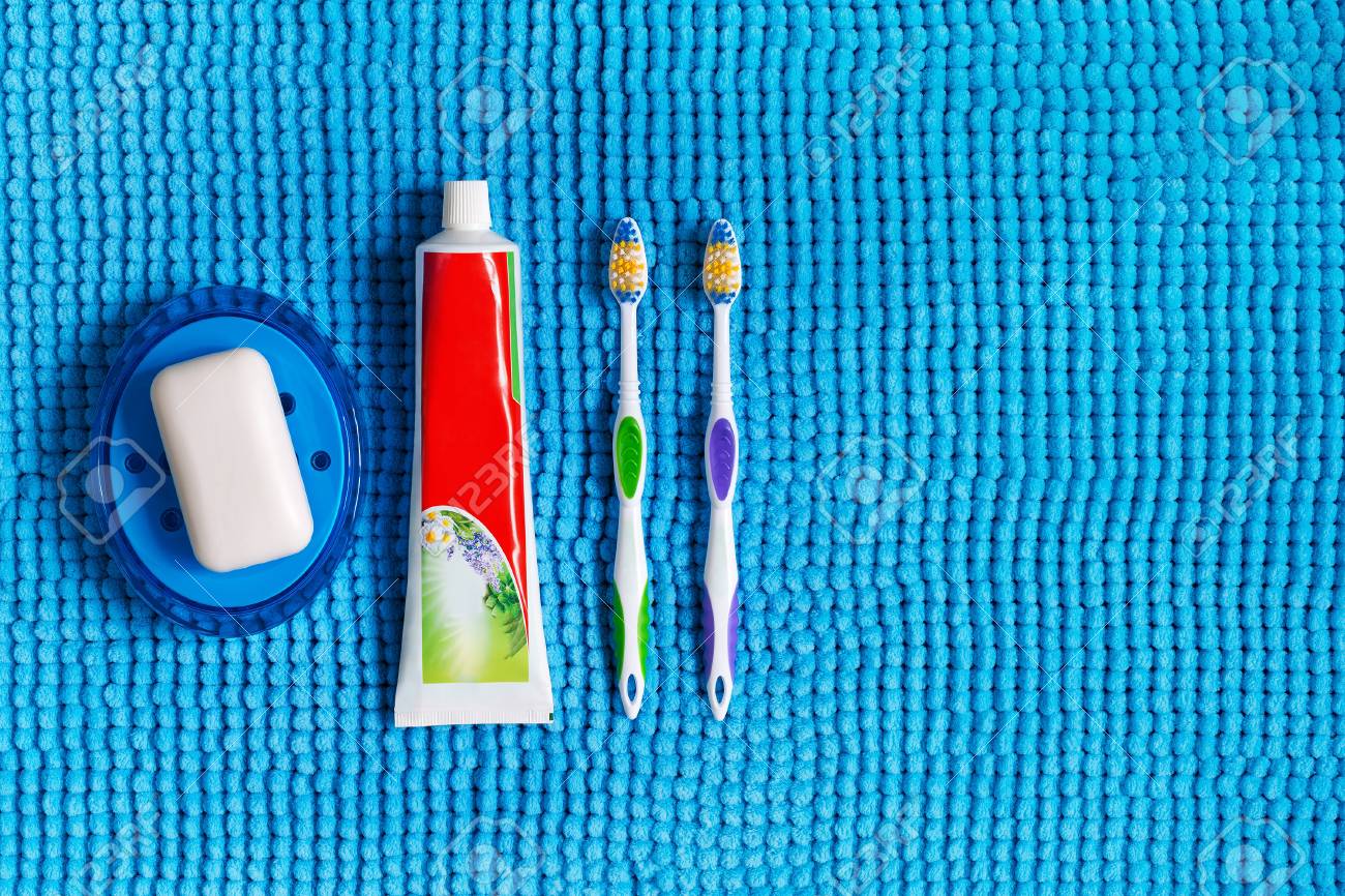 白い石鹸 色付きの歯ブラシ 歯磨き粉のチューブを使った青い石鹸皿 の写真素材 画像素材 Image