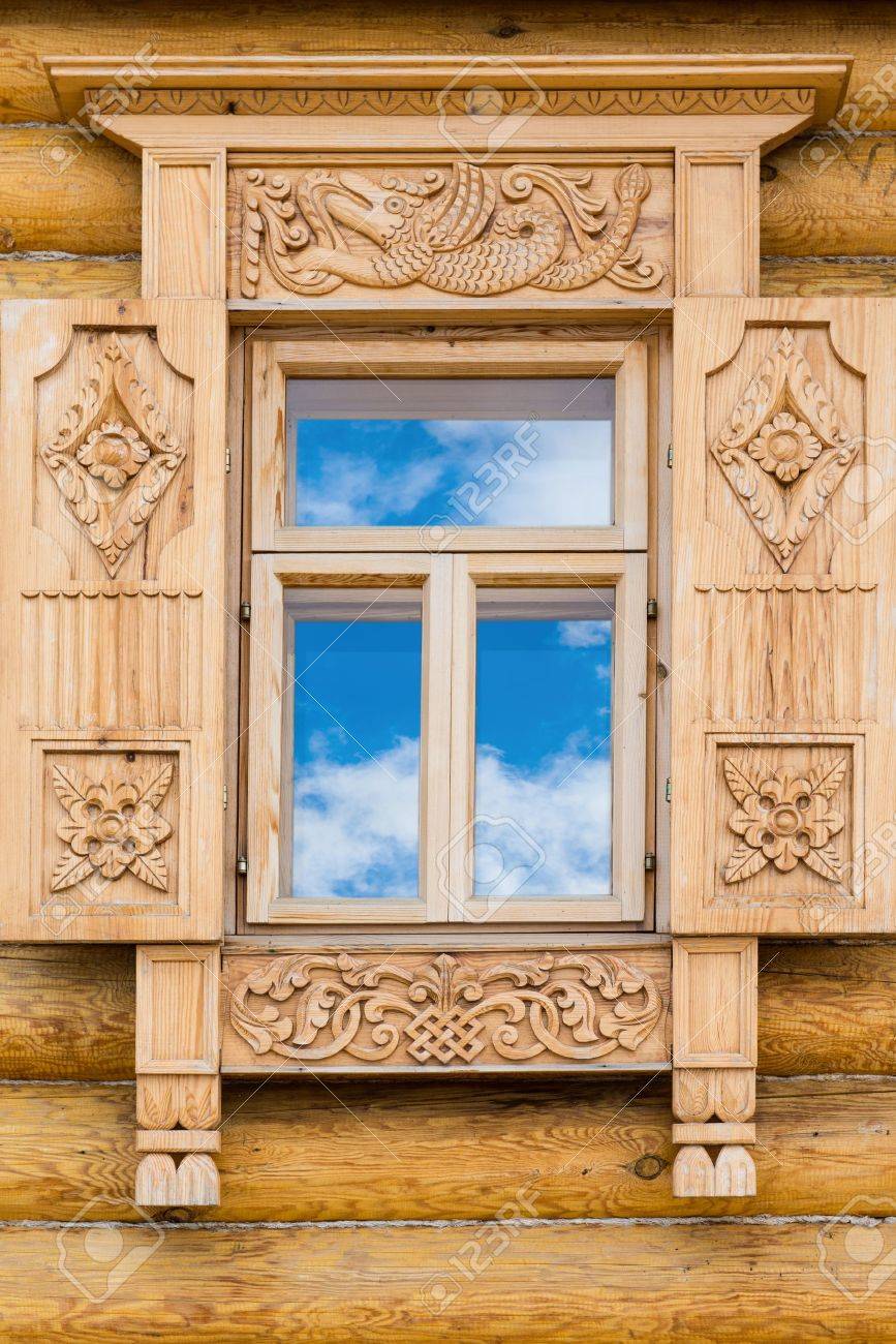 ログ家 ロシアの伝統的な建築様式で木製の装飾が施された窓 の写真素材 画像素材 Image ログ家 ロシアの伝統的な建築様式で木製の装飾が施された窓 の写真素材 画像素材 Image