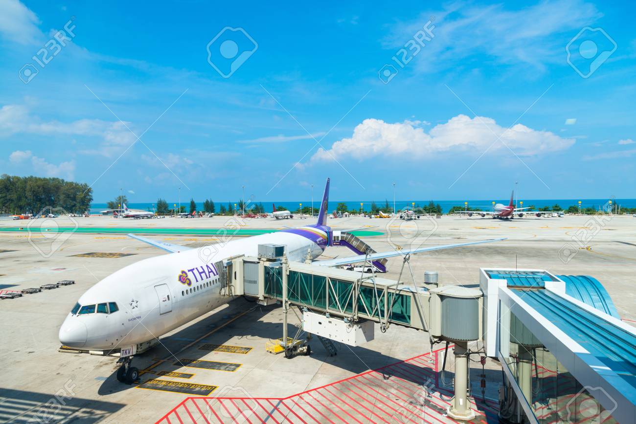 プーケット タイ 17 年 3 月 21 日 プーケット国際空港のタイ国際航空の飛行機 の写真素材 画像素材 Image