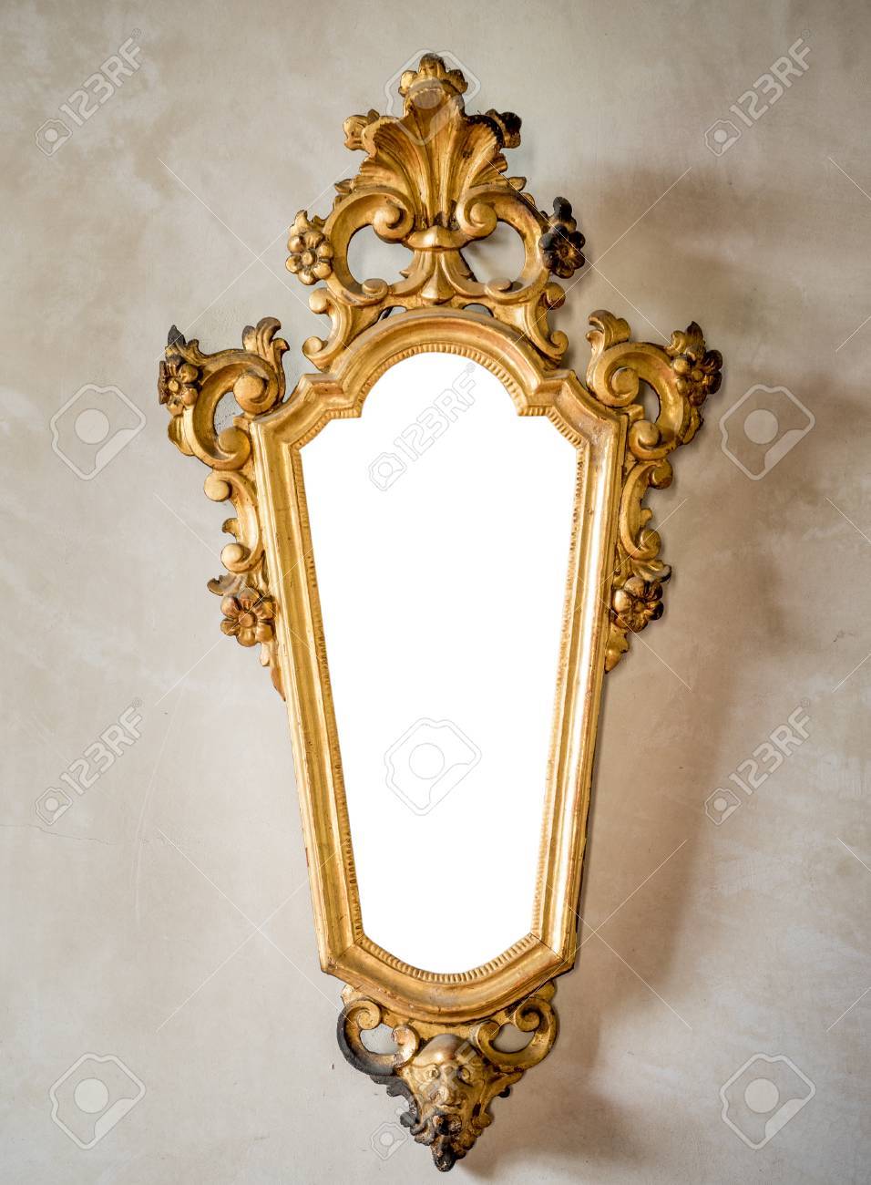 Classico specchio antico con cornice dorata incise adatto come una ... Specchio con cornice barocca
