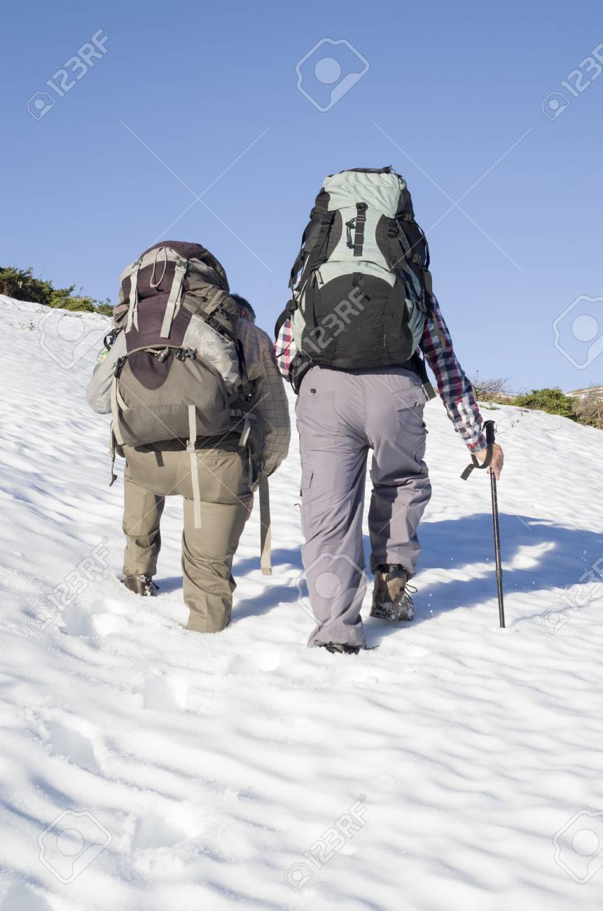 冬月の間に大型のバックパックと 2 つの登山 の写真素材 画像素材 Image 冬月の間に大型のバックパックと 2 つの登山 の写真素材 画像素材 Image