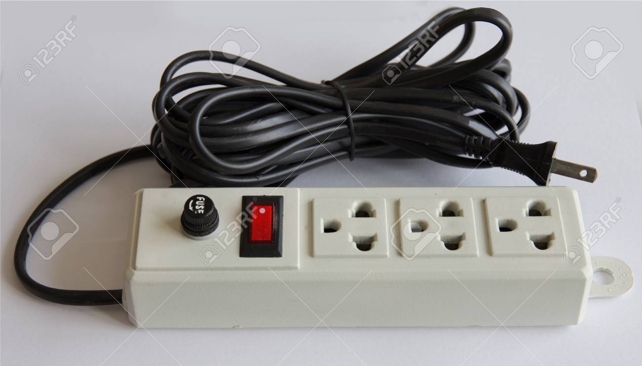 Enchufe Eléctrico Con Enchufe Múltiple En El Blanco Fotos, Retratos, Imágenes Fotografía De Archivo Libres De Image 82401840.
