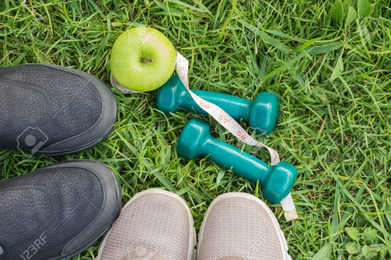 Schuhe Und Hantel Fitness Auf Einem Grunen Rasen Gesunder Sport Und Schuhe Paar Konzept Lizenzfreie Fotos Bilder Und Stock Fotografie Image