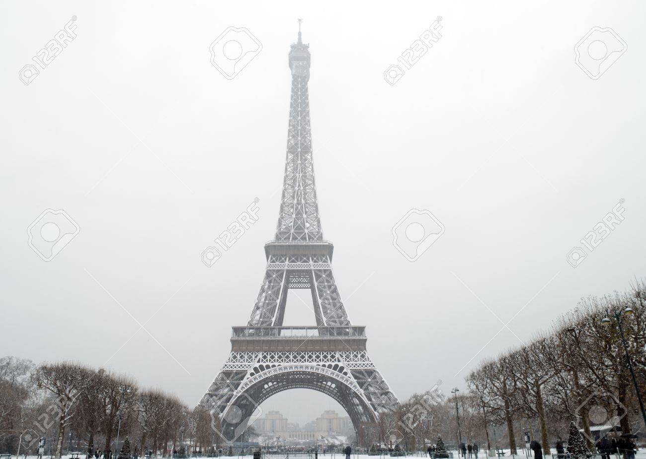 フランス パリ エッフェル塔雪下 の写真素材 画像素材 Image