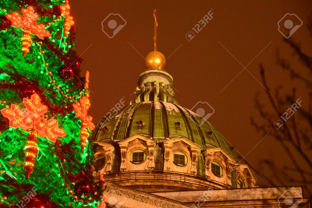カザン聖堂 クリスマスイブ サンクト ペテルブルグのクリスマス ツリー サンクトペテルブルク ロシア観光のテーマここで新年を祝うために の写真素材 画像素材 Image