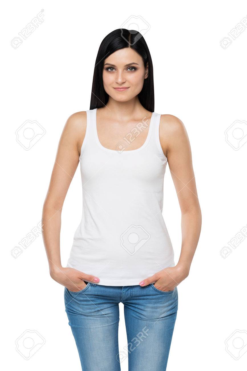 白いタンクトップとデニムのブルネットの女性。ポケットには手が入っ ...