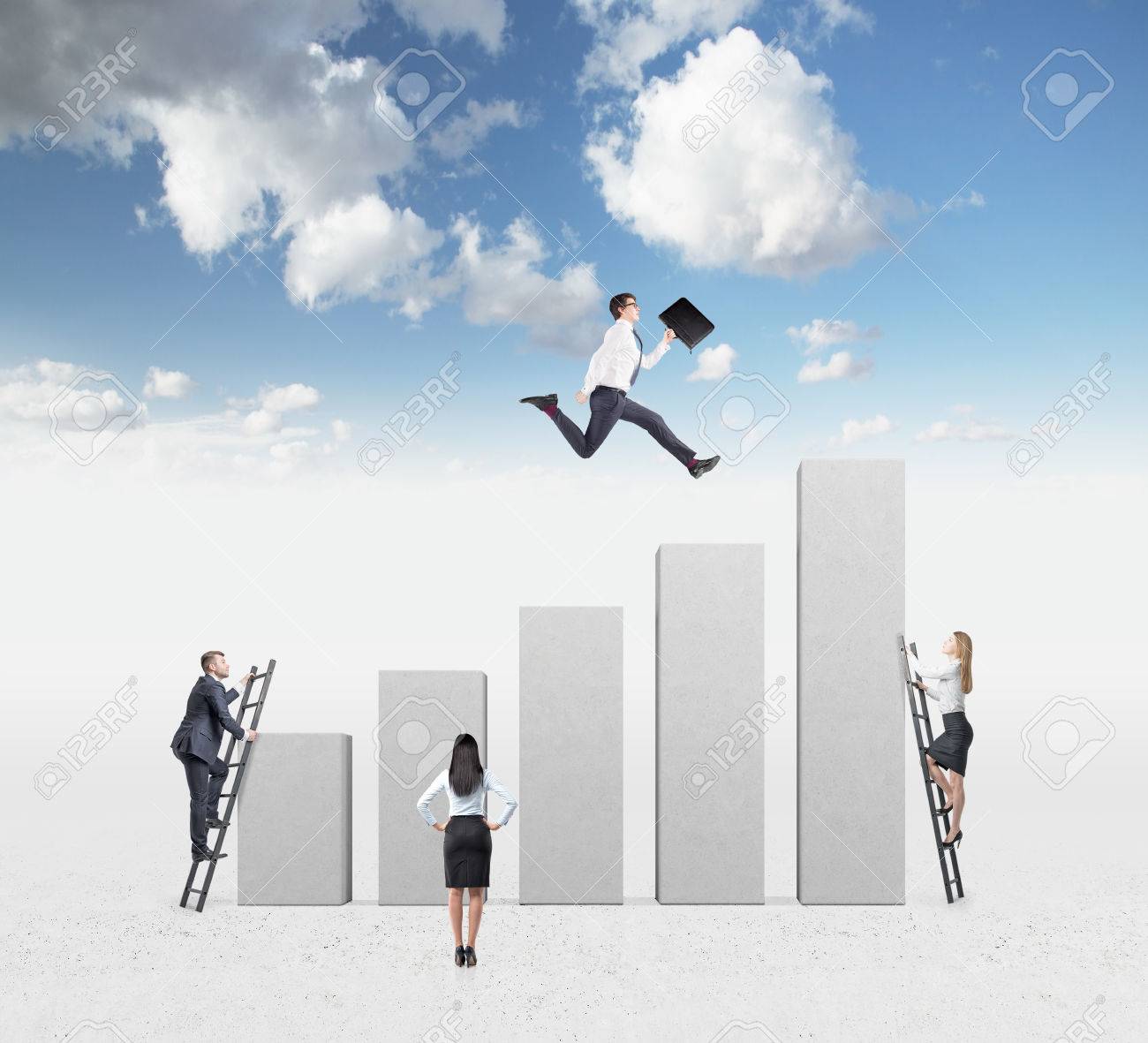 横棒グラフ 背景 女と男の登るはしご それらすべてを見て別の女性で青い空を手で実行しているフォルダーを持つ若者 キャリアの成長の概念 の写真素材 画像素材 Image