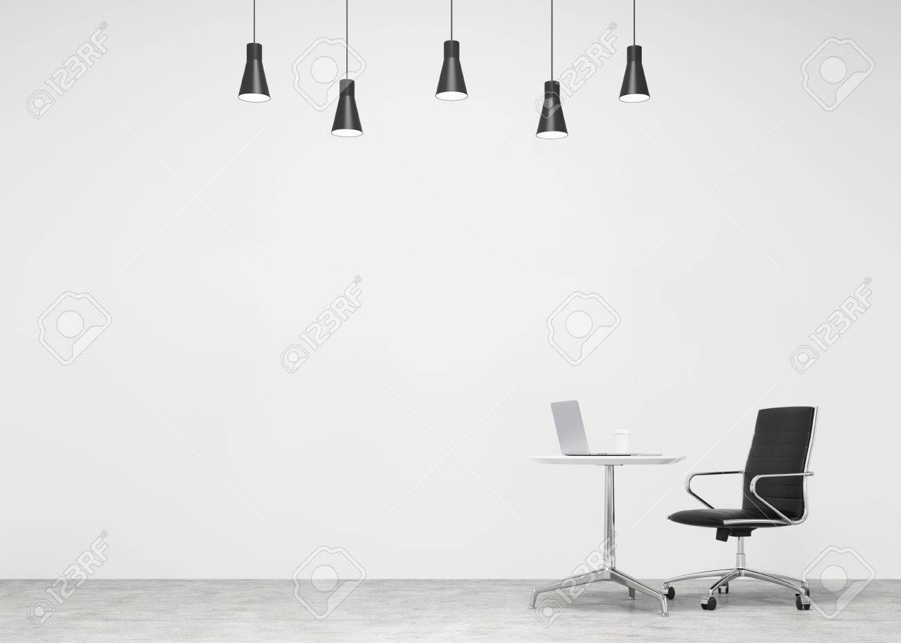 À Roulettes Verre Café ElleCinq Ordinateur Ci DessusFond Petite Un Lampes En Noir Sur Table Et Une Portable Cuir Chaise De Avec knwP80NOX