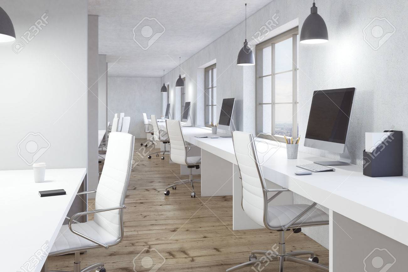 Bureaux Blancs : Intérieur de bureau de coworking avec le plancher en bois les