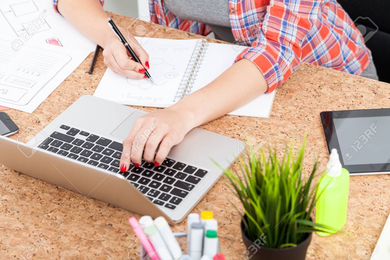 Femme Dans Des Vêtements Décontractés De Taper Sur Un Clavier Dordinateur Portable Et De Dessin Shemes Dans Son Carnet Concept De Développement Du