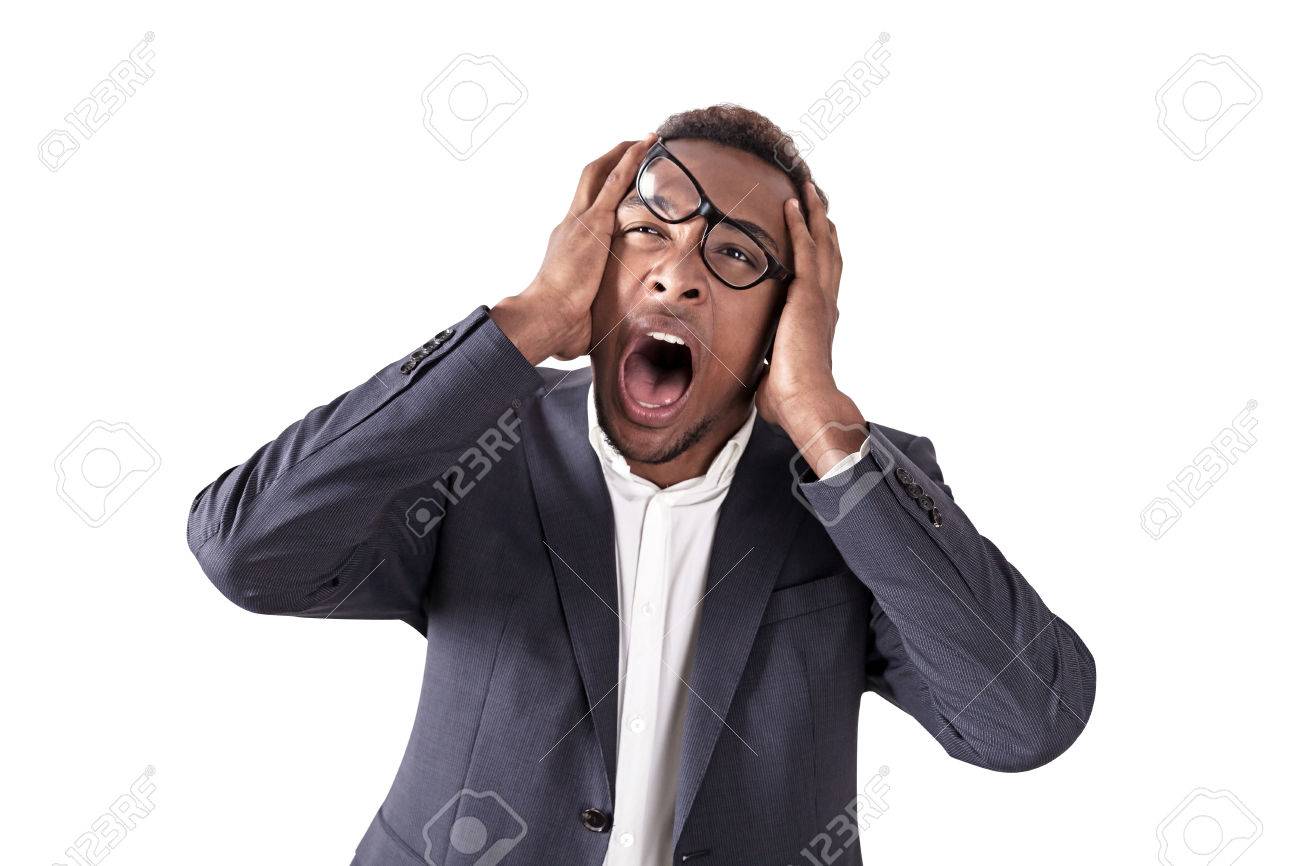 重点を置かれたアフリカ系アメリカ人実業家の分離の肖像画 彼の眼鏡に歪みがあります 彼は両手で頭を抱えた 悲鳴を上げます 酷使の概念 の写真素材 画像素材 Image