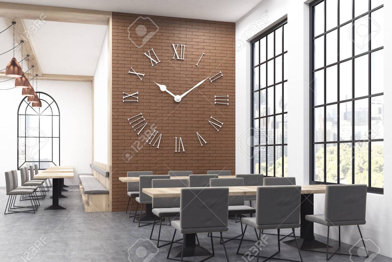 Restaurant-Interieur Mit Großen Uhr Auf Mauer Und Lange Von Stühlen ... Restaurant-Interieur Mit Großen Uhr Auf Mauer Und Lange Von Stühlen ...