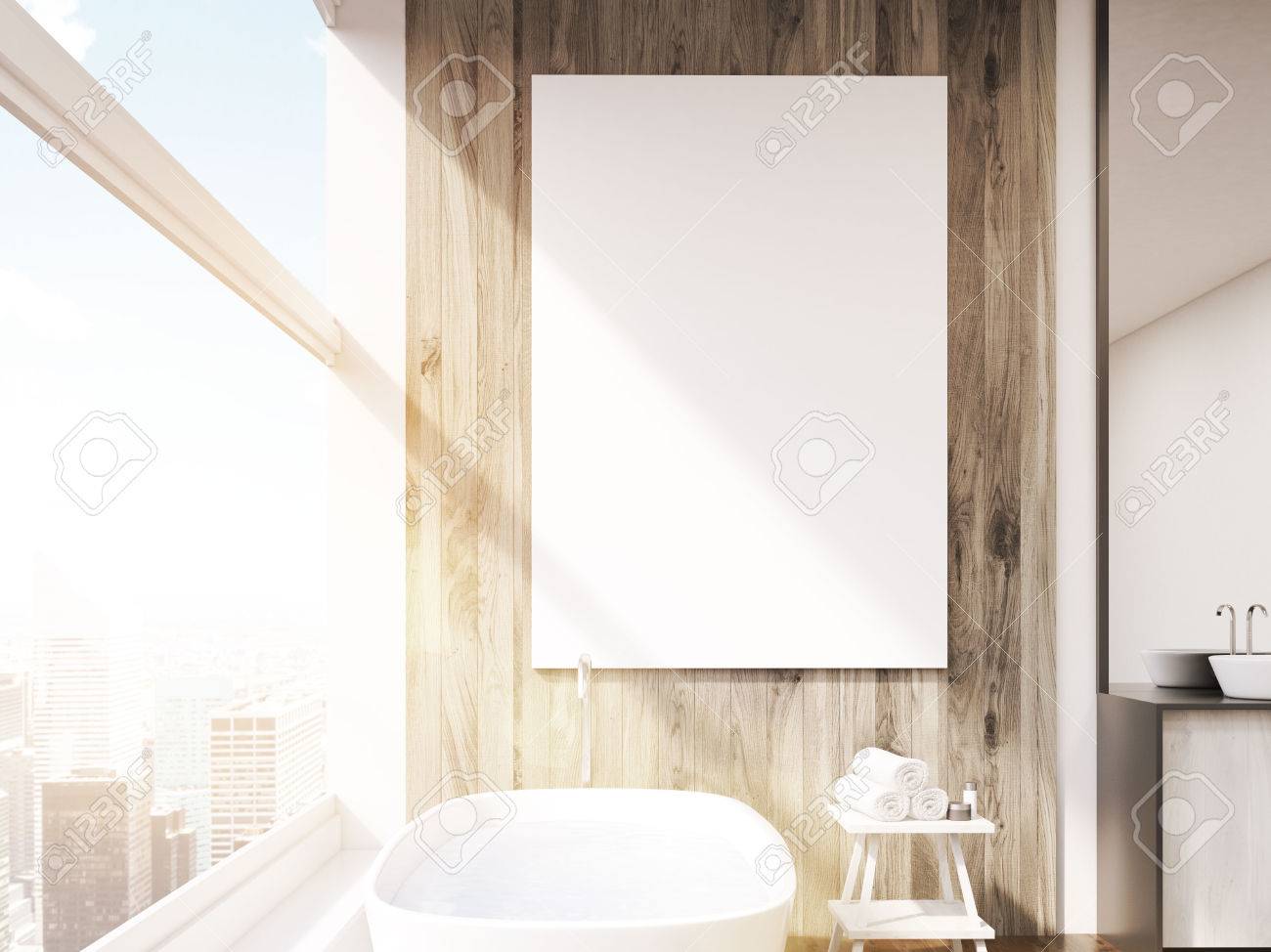 Cierre De Cartel En El Cuarto De Baño Con Bañera, Mesa Para Toallas ... Cierre De Cartel En El Cuarto De Baño Con Bañera, Mesa Para Toallas ...