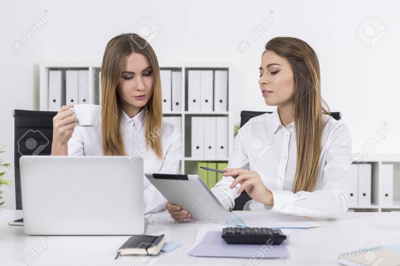 Три бизнес леди на совещании картинки. Девочки коллеги. Коллеги женщины. Две работницы. Мужчина и женщина в офисе.