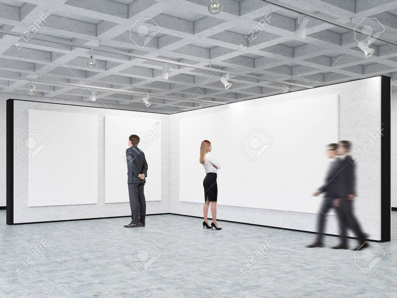 La Gente Esta Mirando Los Carteles Que Cuelgan En La Pared Gris En