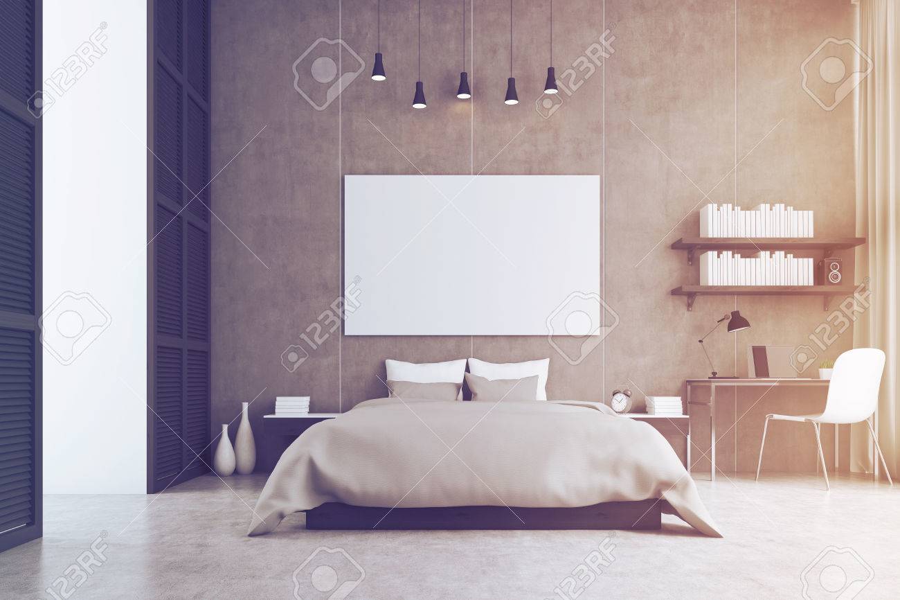 Chambre à Coucher Avec Un Lit King Size, Une étagère, Une Table Et ... Chambre à Coucher Avec Un Lit King Size, Une étagère, Une Table Et ...