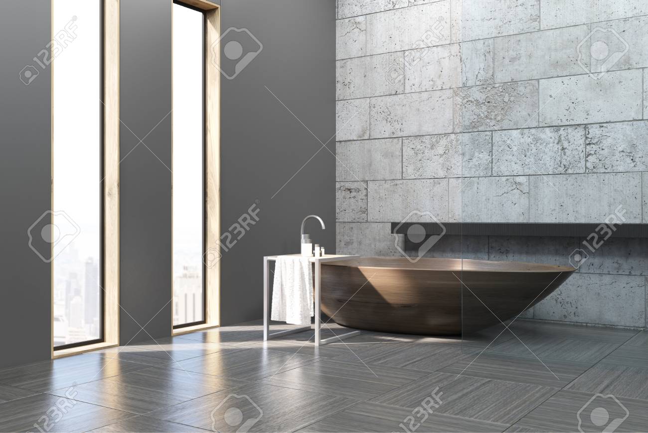Vista laterale di un interno bagno con pareti e pavimento in cemento ... Vasca da bagno in cemento