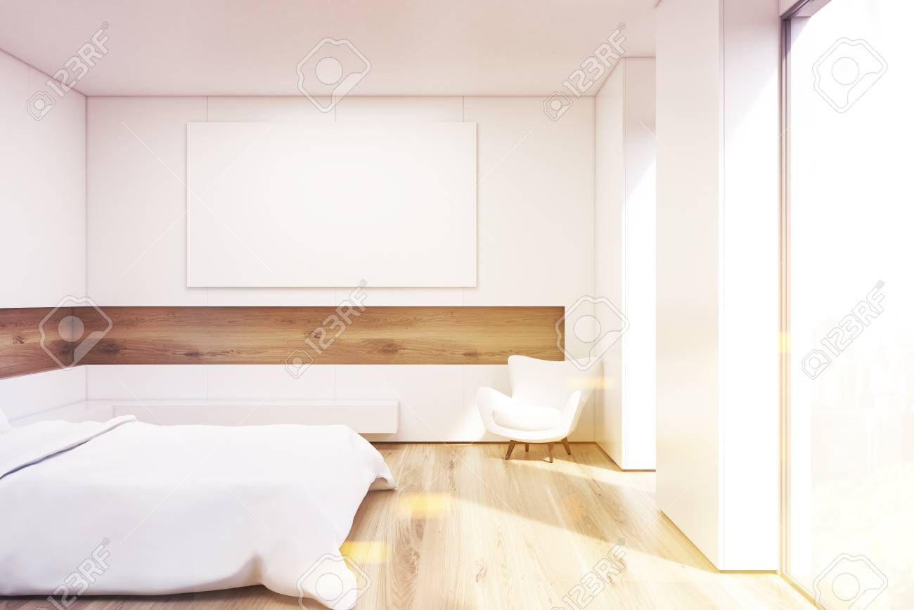 Vista Lateral Del Dormitorio Con Una Cama Doble Con Cubiertas