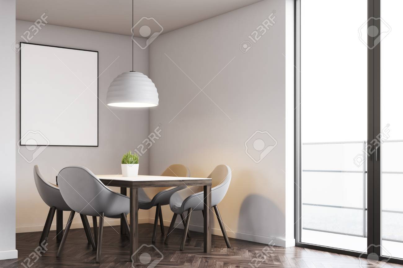 Tavolo Da Cucina E Quattro Sedie Sono In Piedi Vicino A Una Porta ... Tavolo Da Cucina E Quattro Sedie Sono In Piedi Vicino A Una Porta ...