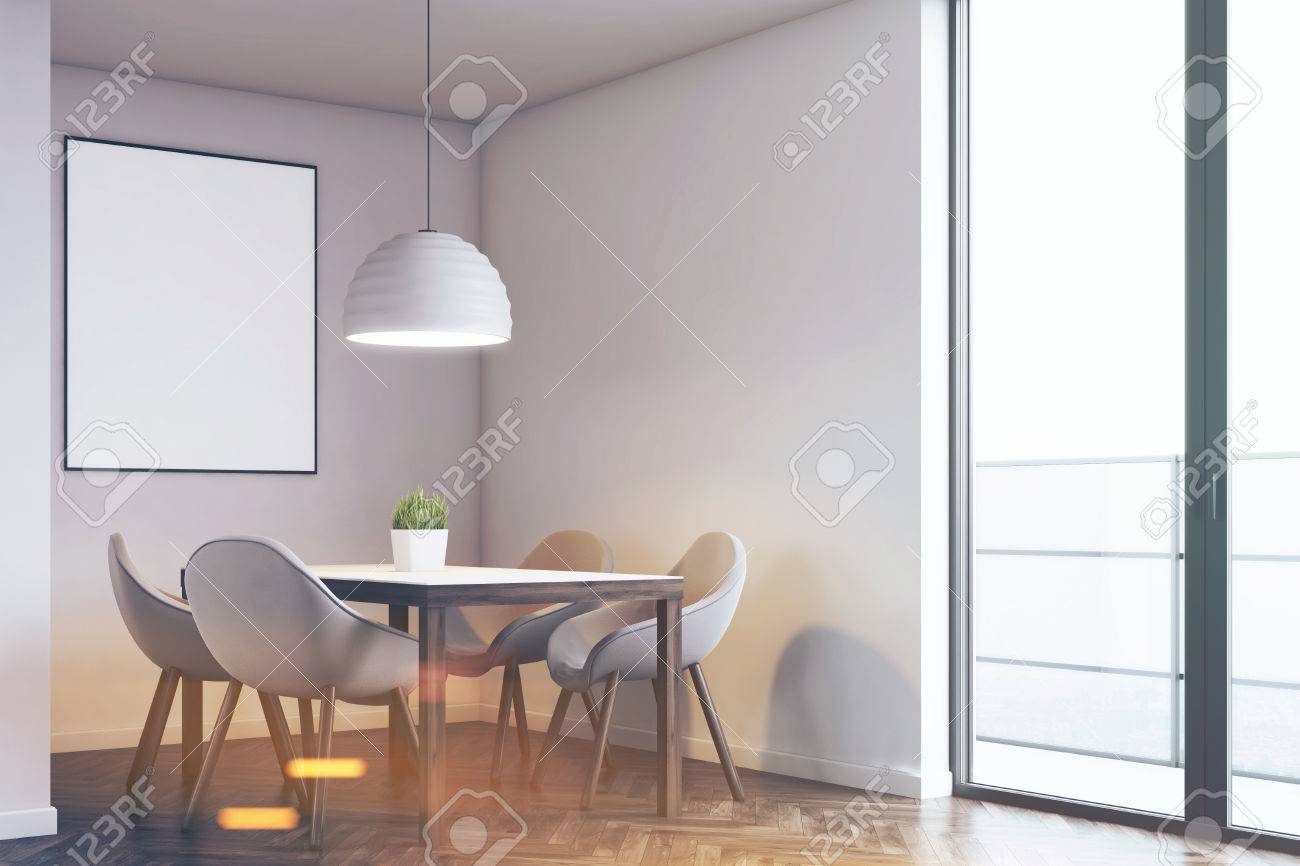 La Mesa De La Cocina Y Cuatro Sillas Están Paradas Cerca De Una ... La Mesa De La Cocina Y Cuatro Sillas Están Paradas Cerca De Una ...