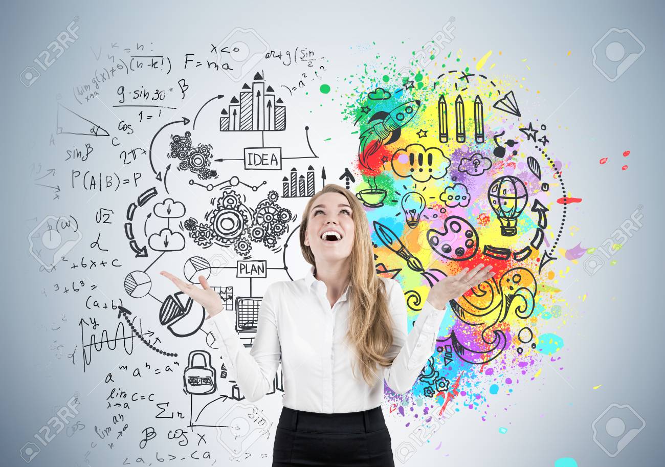 それに描かれた独創的なアイデア スケッチの灰色の壁の近くに立っている間喜びと叫ん興奮したブロンド実業家の肖像画 の写真素材 画像素材 Image