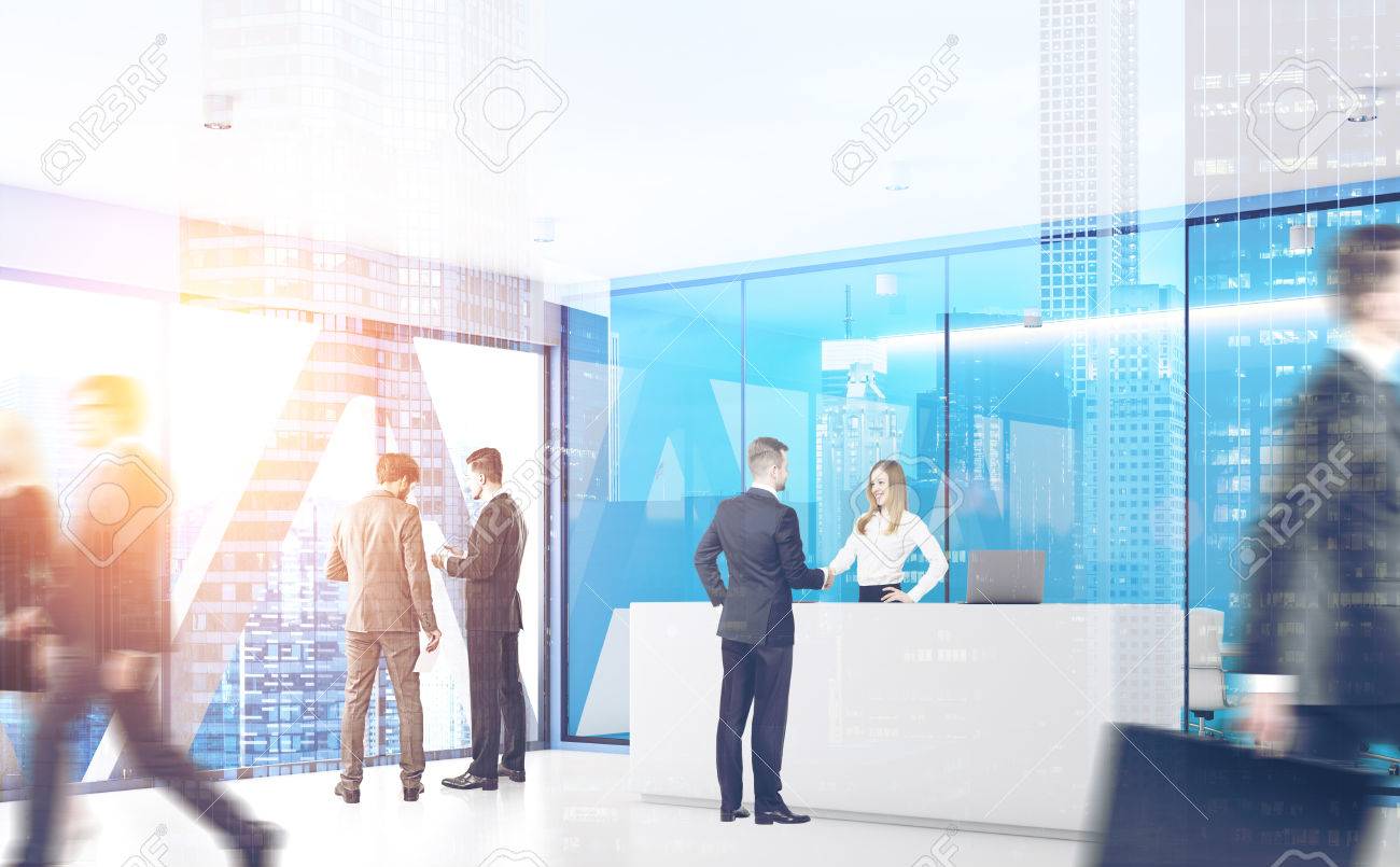 Los Empresarios Están Pasando Por Un Mostrador De Recepción En Una Oficina Con Paredes De Color Azul 3d La Imagen En Tonos Doble Exposición