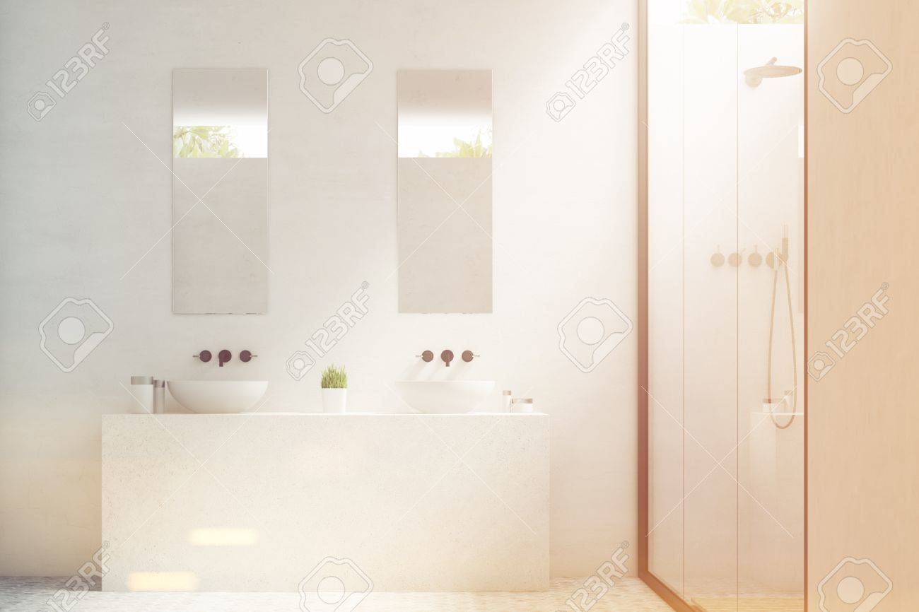 Dos Lavabos Del Cuarto De Baño Con Los Espejos Que Cuelgan Por ... Dos Lavabos Del Cuarto De Baño Con Los Espejos Que Cuelgan Por ...