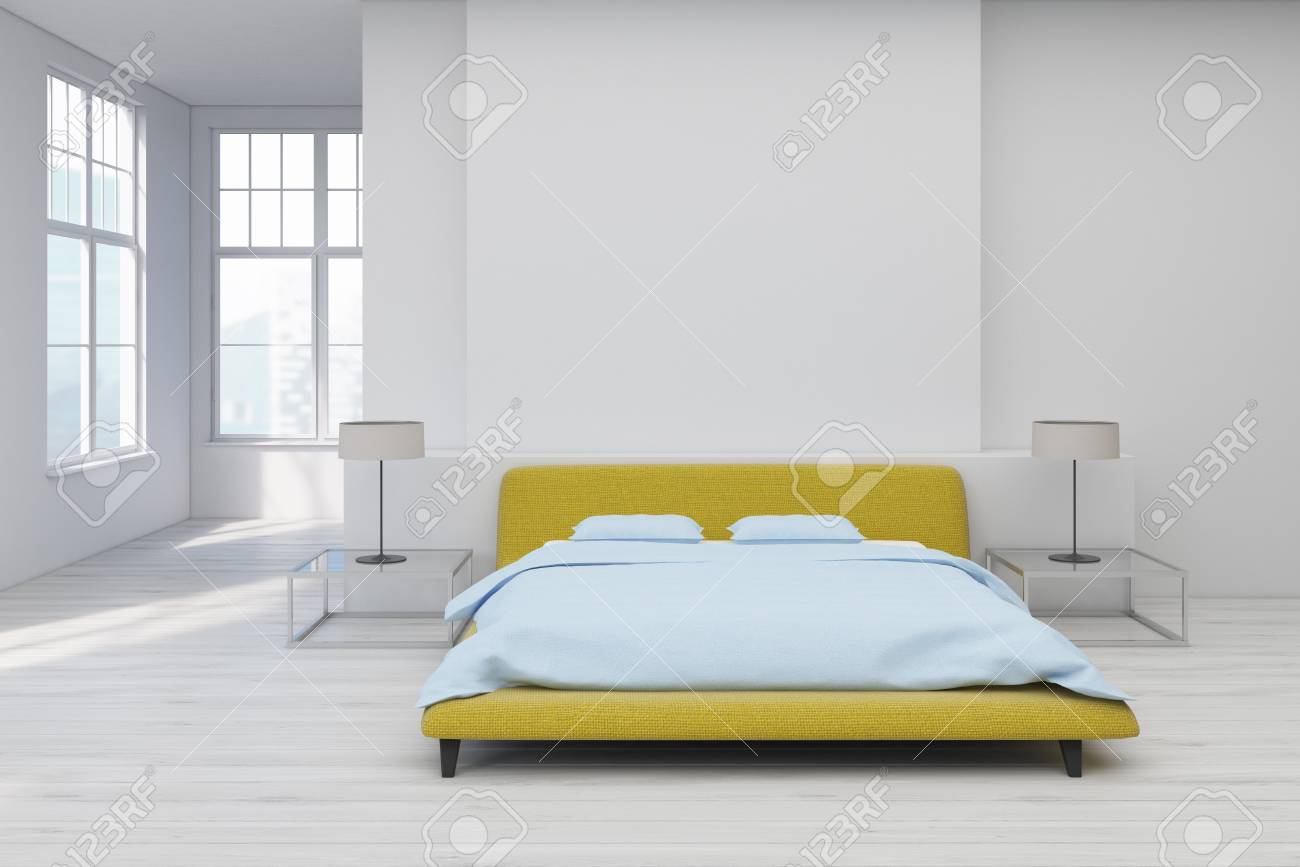 Vue De Face De L Interieur D Une Chambre Avec Un Lit Double Jaune Au Milieu D Une Piece Avec Un Sol Blanc Table De Chevet En Verre Avec Une Lampe La Representation 3d Se