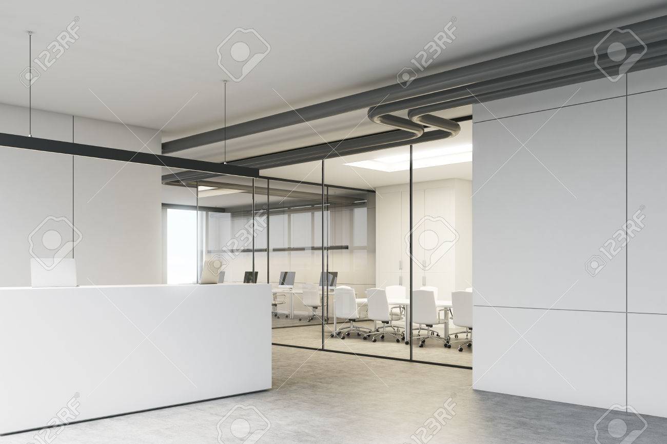 Weißes Büro-Interieur Mit Einer Rezeption, Die In Der Nähe Eines ... Weißes Büro-Interieur Mit Einer Rezeption, Die In Der Nähe Eines ...