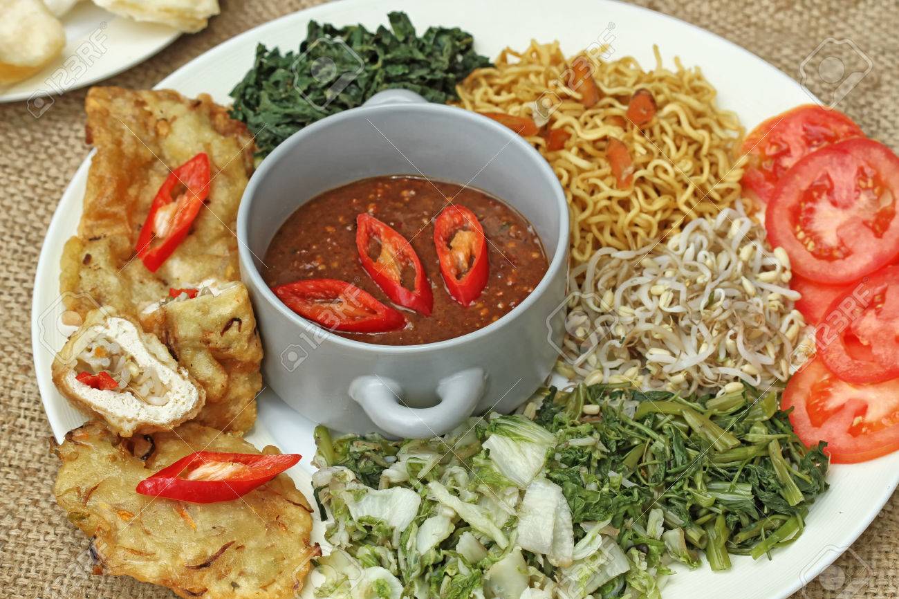 pecel マディウン インドネシアの野菜サラダ ロイヤリティーフリー
