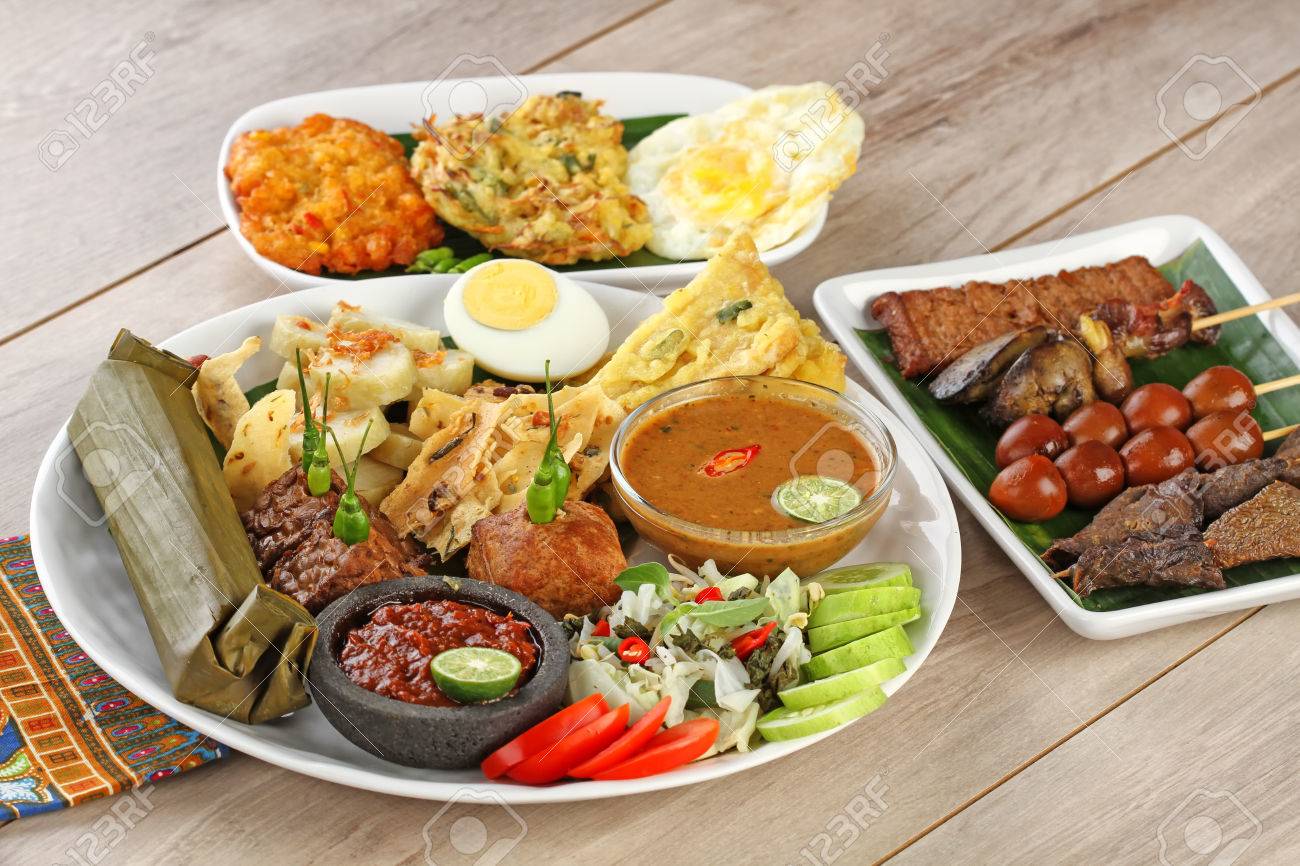 pecel マディウン インドネシアの野菜サラダ ロイヤリティーフリー