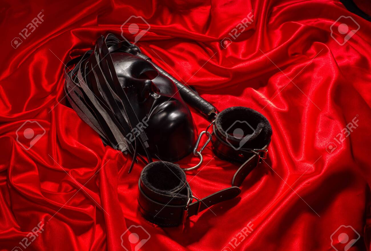 Bondage, Versaute Sexspiele Für Erwachsene, Knick Und  BDSM-Lifestyle-Konzept Mit Maske, Paar Lederhandschellen, Peitsche,  Ballknebel Und Einem Halsband Mit Einer Leine An Roter Seide Mit Kopierraum  Lizenzfreie Fotos, Bilder und Stock Fotografie. Image