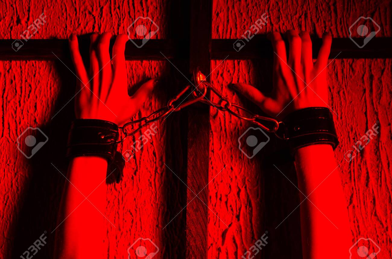 성인용 게임용 BDSM 복장. 바에 여성의 손에 수갑이 붙은 Bondge의 클로즈업 - 이미지 로열티 무료 사진, 그림, 이미지 그리고  스톡포토그래피. Image 125957501