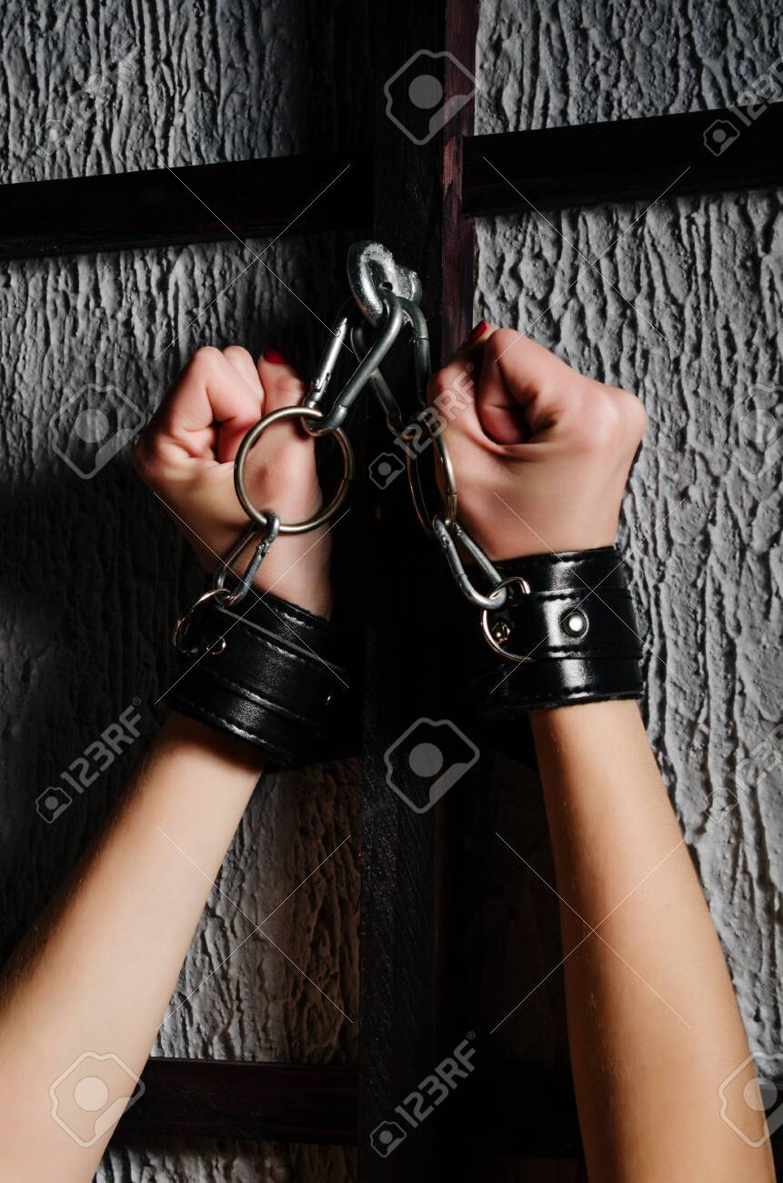 Immagini Stock - Vestito BDSM Per Giochi Di Sesso Per Adulti. Close-up Di  Mani Femminili Ammanettato Bondge Alle Sbarre - Immagine. Image 126481984