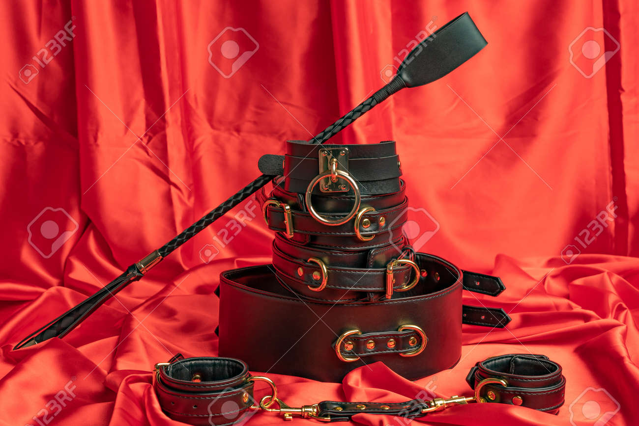 Sexspiele Für Erwachsene. BDSM-Artikel. Lederriemen Handschellen, Kragen,  Gürtel Und Peitsche Auf Einem Roten Satin-Blatt. Lizenzfreie Fotos, Bilder  und Stock Fotografie. Image 178987477.