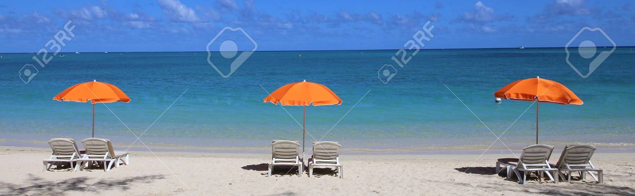 Parasols Sur La Plage De Mont Choisy à Lîle Maurice Locéan Indien