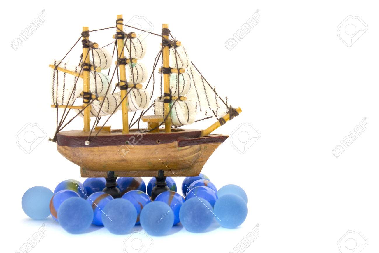 白い背景の海で船に木のおもちゃ の写真素材 画像素材 Image