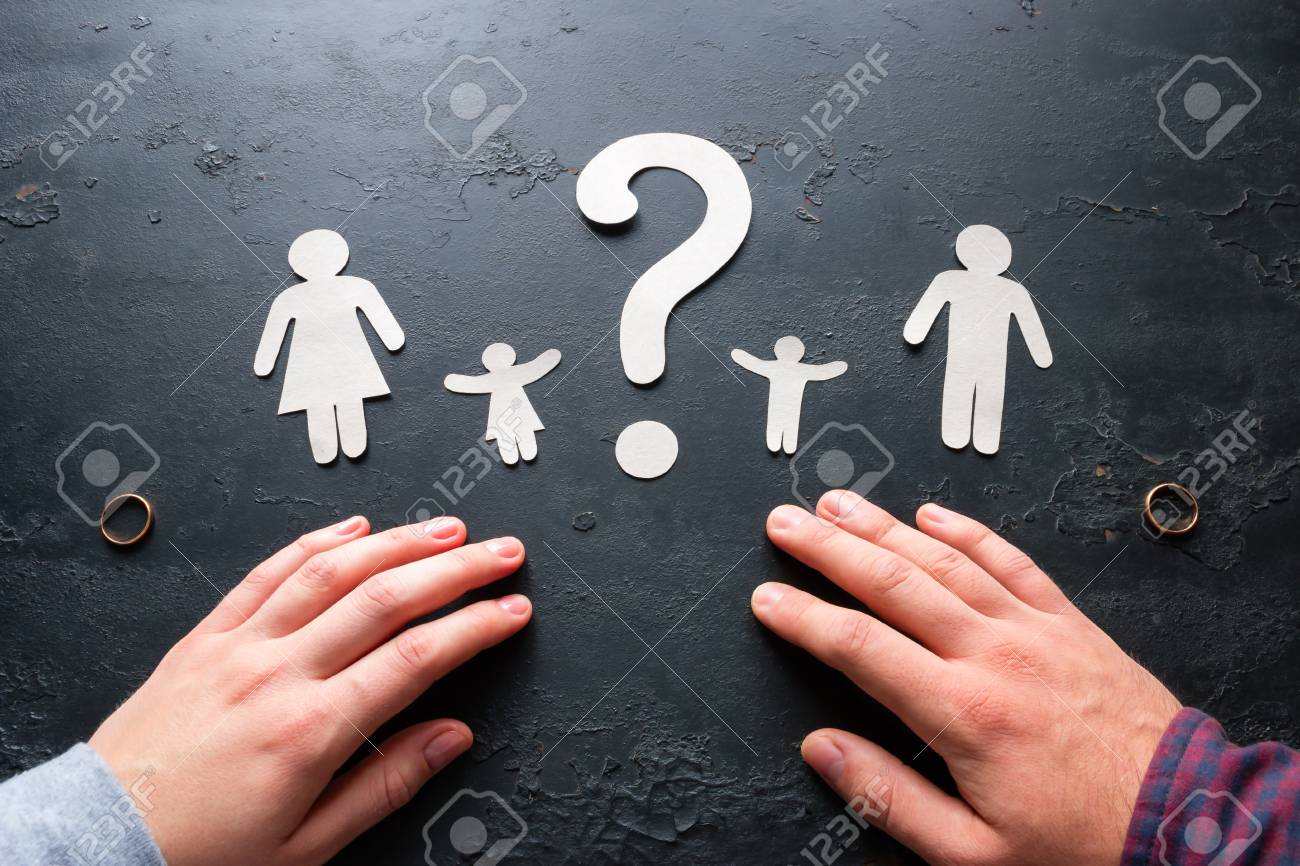 Homme Et Femme Pensent Avec Qui Les Enfants Resteront Apres Le Divorce Banque D Images Et Photos Libres De Droits Image 89454797