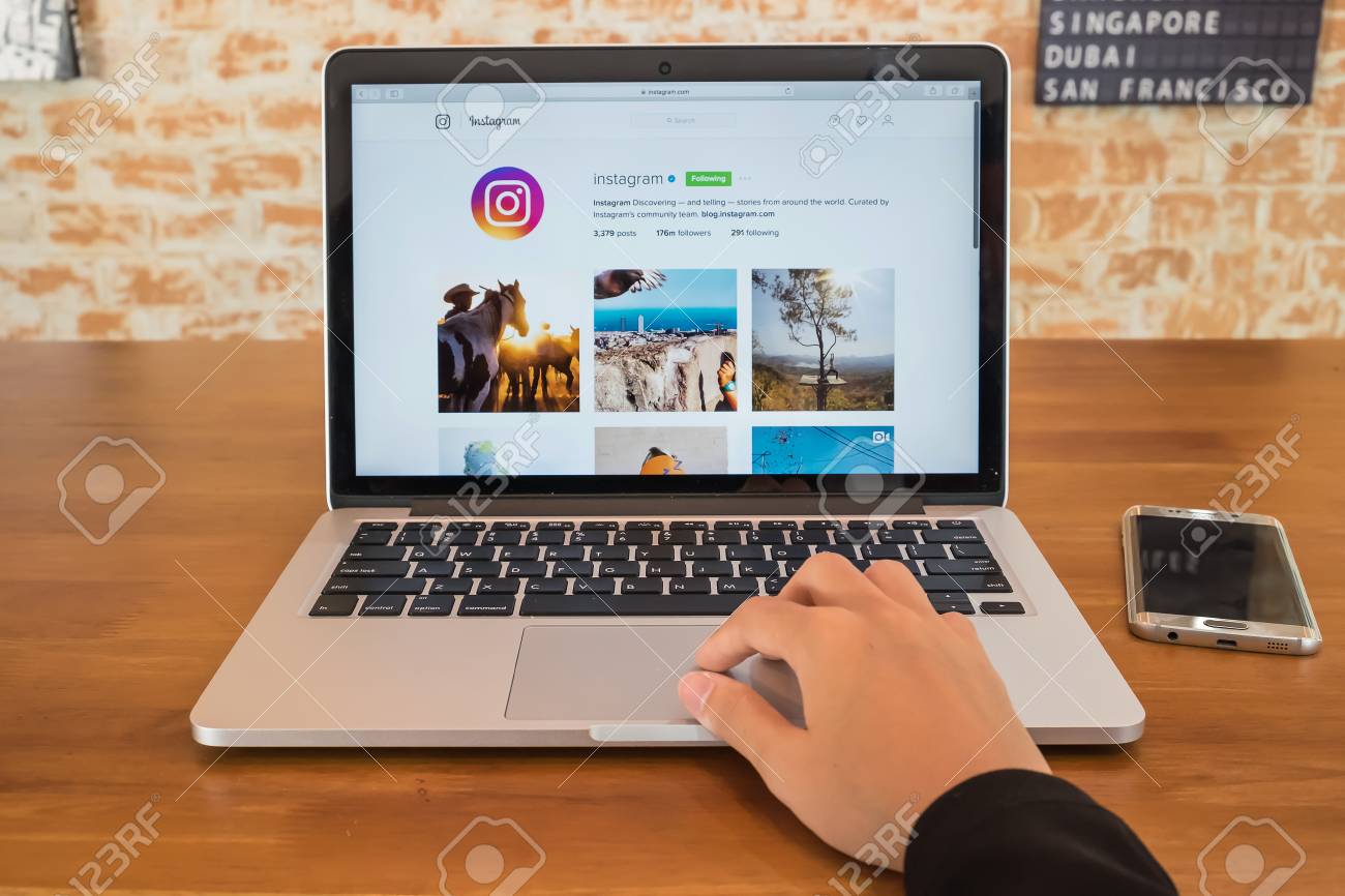 치앙마이 MAI, 태국 - 18,2016 : Instagram Application.Instagram와 Macbook 노트북을 사용  하여 여성 손은 세계에서 가장 크고 가장 인기있는 사진 소셜 네트워킹 사이트입니다. 로열티 무료 사진, 그림, 이미지 그리고  스톡포토그래피. Image 62423515