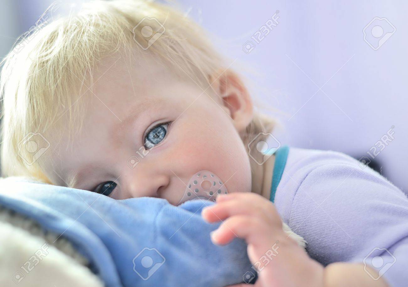 Bebe Mignon Avec Des Yeux Bleus Etreignant Une Mascotte Banque D Images Et Photos Libres De Droits Image