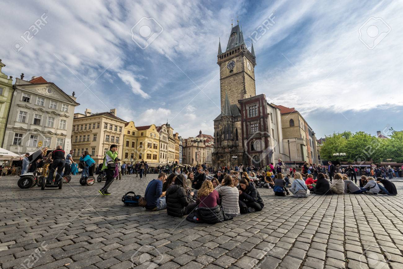 23232665-Praga-Rep-blica-Checa-06-de-mayo-2013-La-gente-pasar-tiempo-en-una-de-la-atracci-n-hist-rica-y-tur-s-Foto-de-archivo.jpg