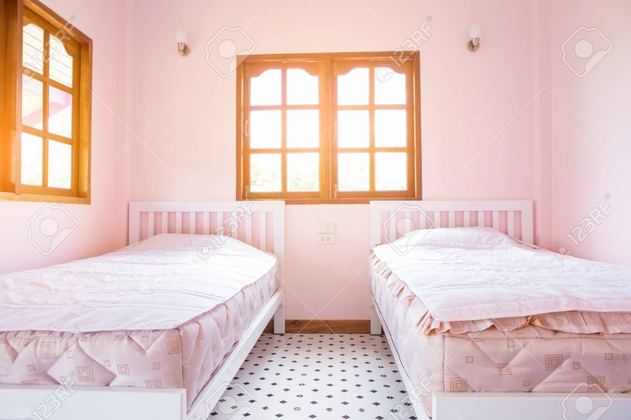 Camera Da Letto Rosa Con Due Letti Foto Royalty Free, Immagini ... Camera Da Letto Rosa Con Due Letti Foto Royalty Free, Immagini ...