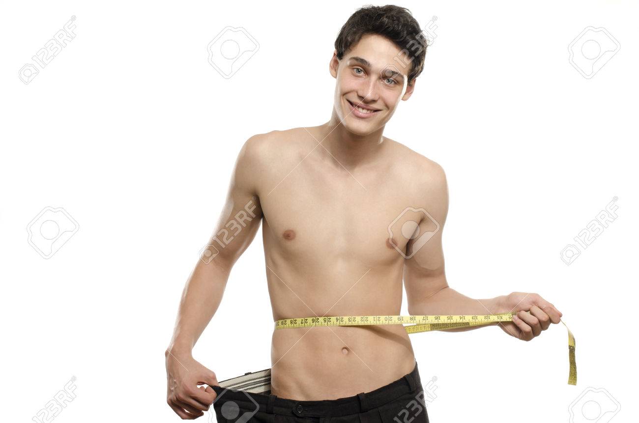 joven flaco con grandes pantalones aspecto anoréxico cuerpo
