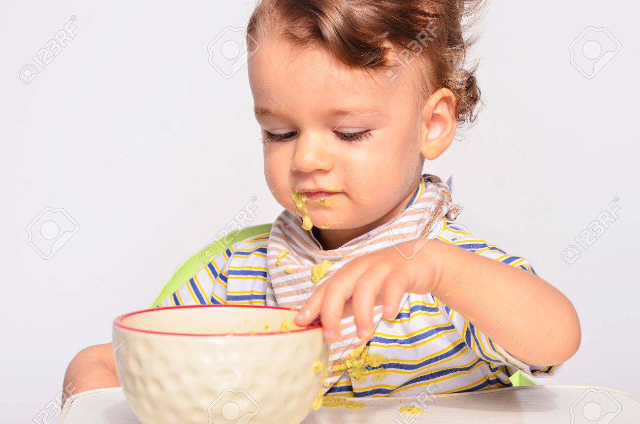 赤ちゃんスプーン 汚い汚いと取得を食べる幼児 幼児の朝食としてオートミールを持つ食べ物 の写真素材 画像素材 Image