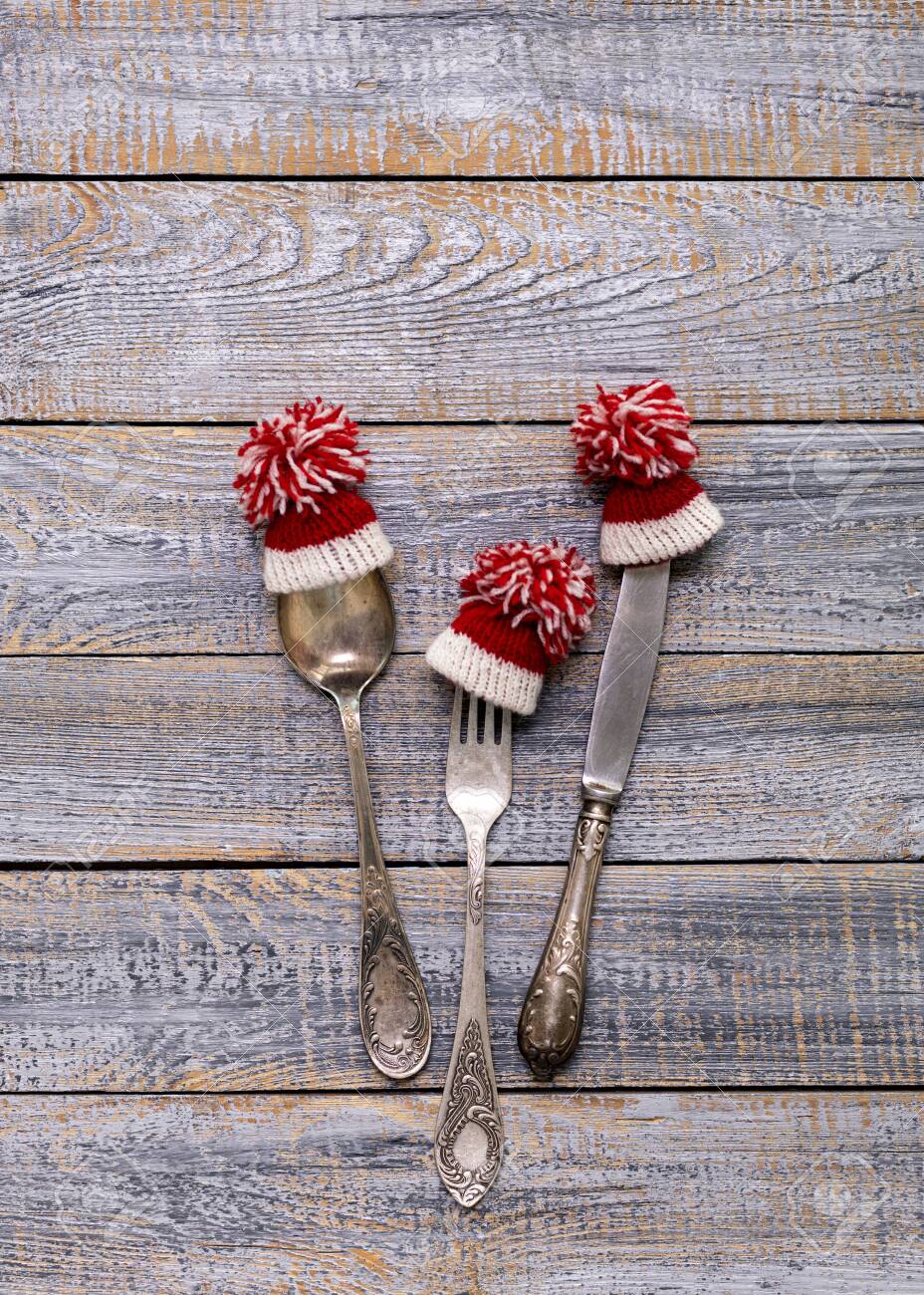 メリークリスマス 古い木製の背景にサンタクロースの帽子のヴィンテージカトラリー コピースペースを持つ背景 の写真素材 画像素材 Image