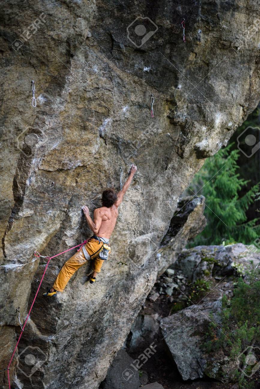 極端なスポーツ クライミングします ロッククライマーの崖の顔 の写真素材 画像素材 Image