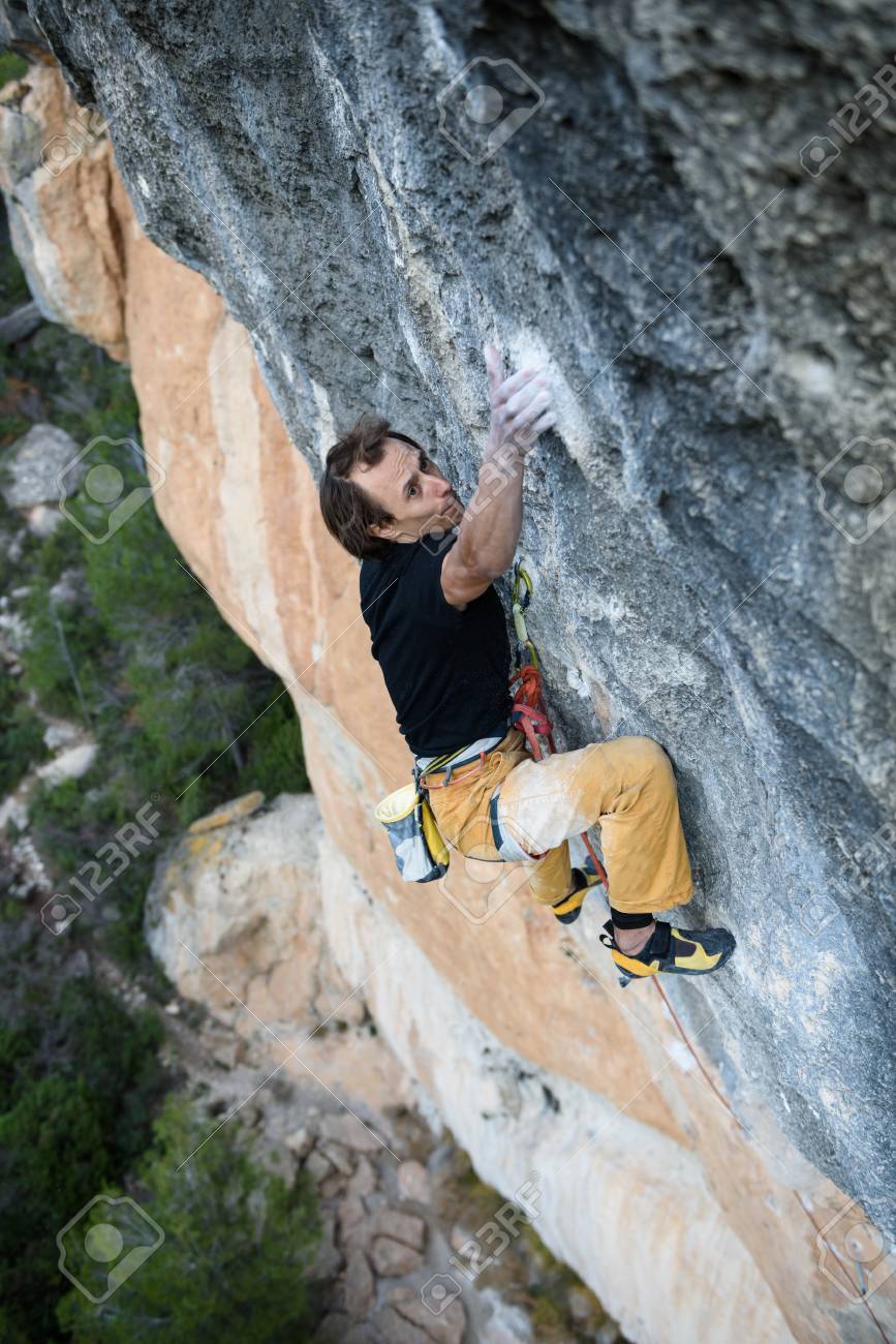 アウトドア スポーツ ロッククライマー崖で一休み 極端なスポーツ クライミングします の写真素材 画像素材 Image